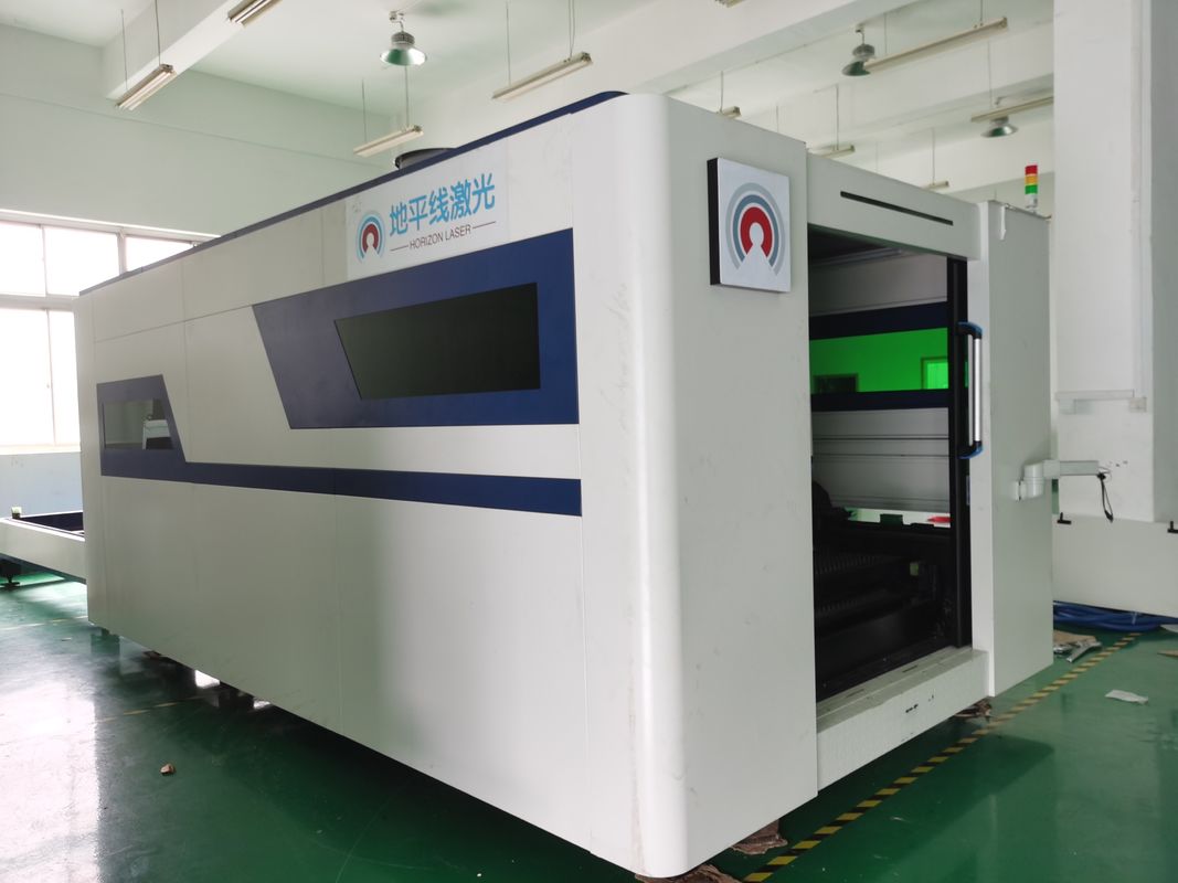 1500W 4000W Kurstabelle CNC-Faser-Laser-Schneidemaschine-IPG max 3015 mit Abdeckung
